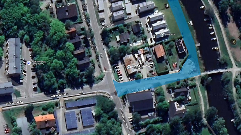 Blå markering på foto visar vart arbete kommer utföras längs kanalen och Hackstavägen