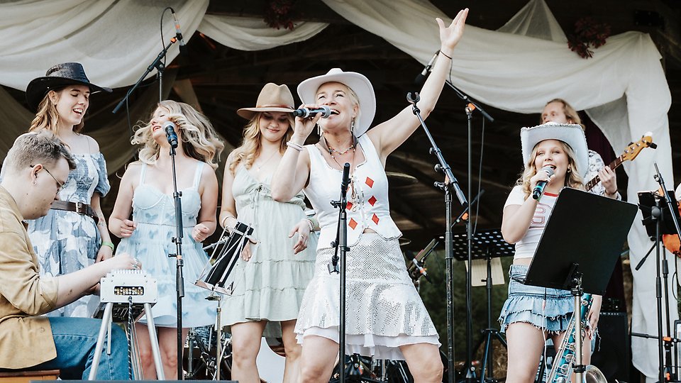 Musicerande personer varav några har cowboyhatt på sig 