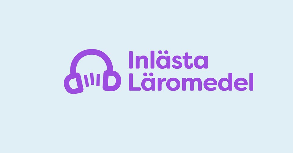 Inlästa läromedel logga. Ljusblå bakgrund med lila text och ett par lila hörlurar