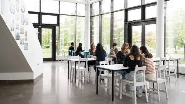 Österåkers gymnasium, byggnaden, glashuset, en fin dag.