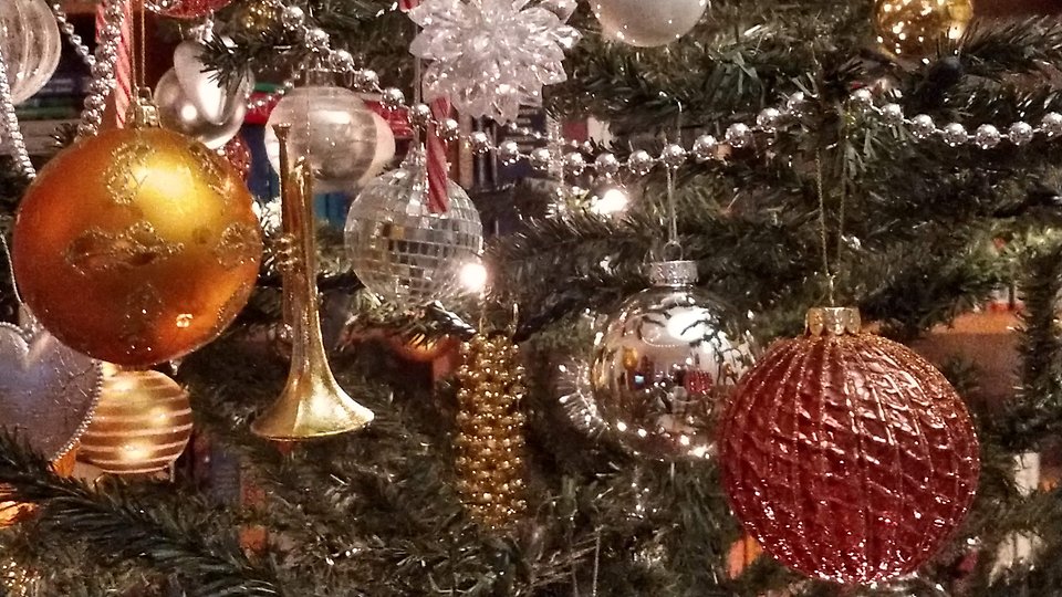 Julgran med dekorationer i skiftande färger och former