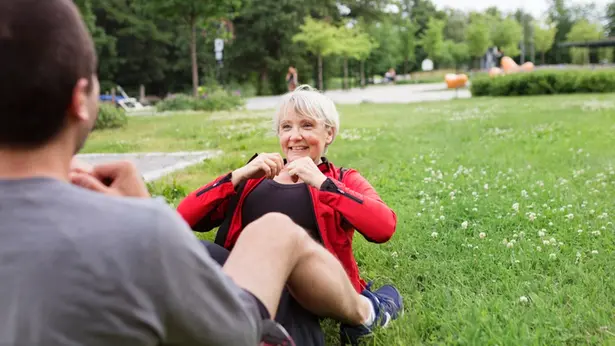En kvinna träna utomhus.