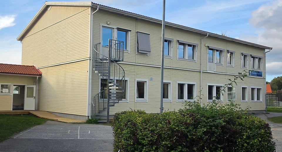 Skolbyggnaden Resursskolan Ängsrosen, Gul träbyggnad i två plan
