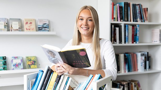  Elever i klassrummet, läser en bok