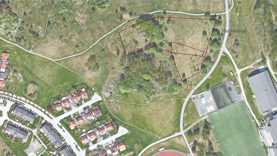 Bild som visar ett inritat område där nya hundrastgården i Röllingby backar byggs