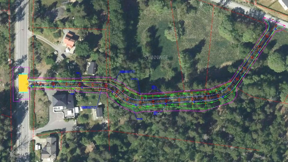 Flygbild som visar området där en ny gång- och cykelväg byggs i Svinninge.
