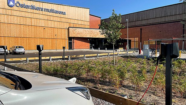 Elbil laddar vid Österåkers multiarena