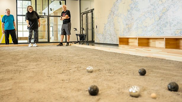 Seniorer spelar boule i multiarenan