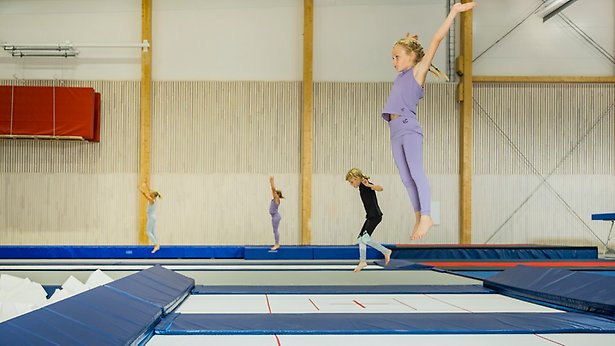 Barn hoppar trampolin