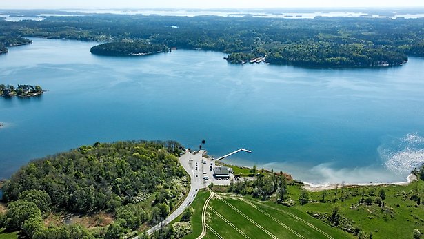 Flygbild över Östanå färjeläge och Furusundsleden