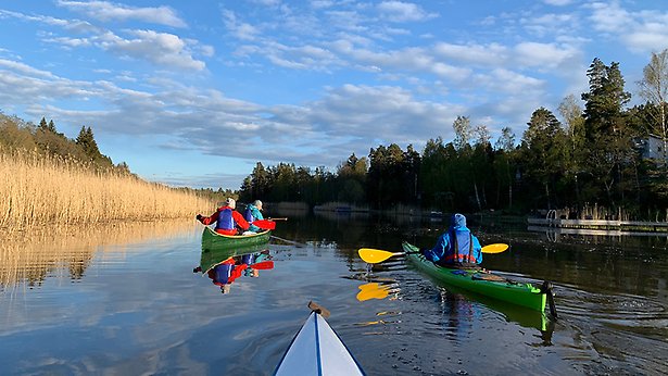 Två kanoter som paddlas utmed kanalen.