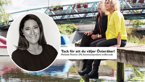 Två kvinnor sitter på en brygga vid Åkers kanal. De är glada. Ett foto av Michaela Fletcher, Kommunstyrelsens ordförande, ligger i förgrunden av bilden. Det står Tack för at du väljer Österåker.