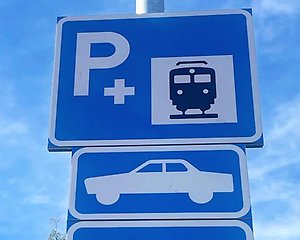 Parkeringsskylt som visar symboler för infartsparkering och skylt för personbil.