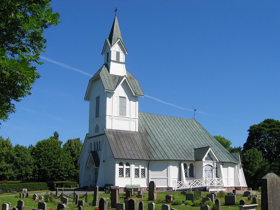 Vit kyrka i trä.