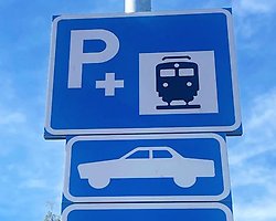 Parkeringsskylt som visar symboler för infartsparkering och skylt för personbil.
