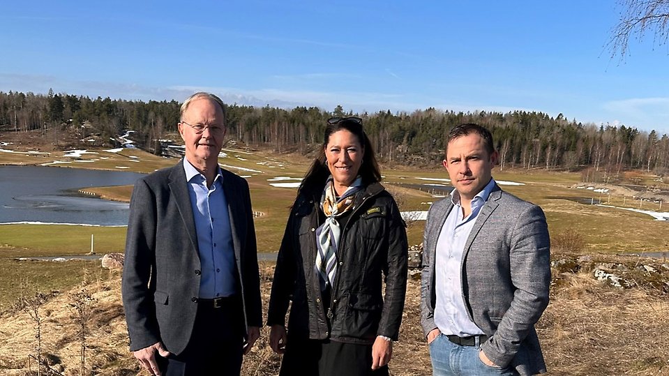 På bilden syns Claes Thomsson, ordförande för Österåkers Golf, Michaela Fletcher, Kommunstyrelsens ordförande, samt Andreas Ljunggren, VD och klubbchef för Österåkers Golf, med Österåkers golfbana i bakgrunden.
