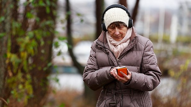 Kvinna med mobiltelefon