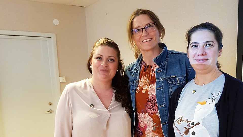 Tre personer står bredvid varandra