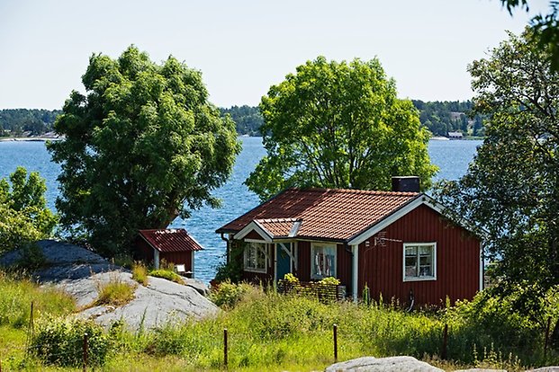 Röd stuga i skärgården