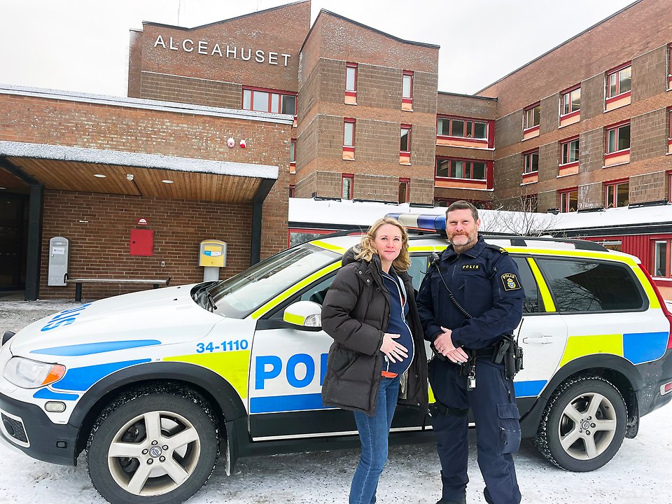 Madeleine Holmström, kommunpolis i Österåker, och Robert Sundler, tillförordnad kommunpolis i Österåker står bredvid varandra framför Alceahuset i Åkersberga. Madeleine är gravid och håller sin hand på sin mage.
