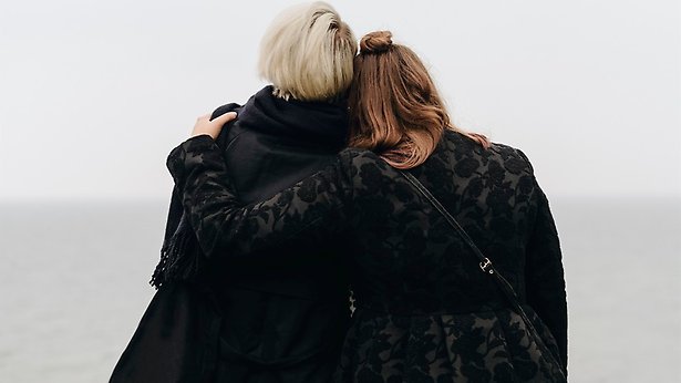 Två personer bakifrån