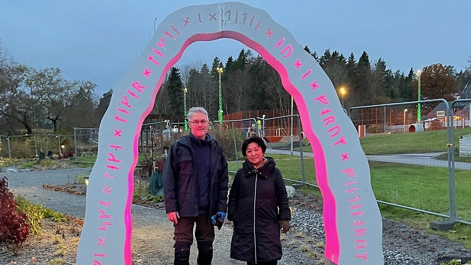 Konstnärerna Jan Stenberg och Guangjuan Zhang i Skånstaparken vid konstverket Forum Vendelorum.