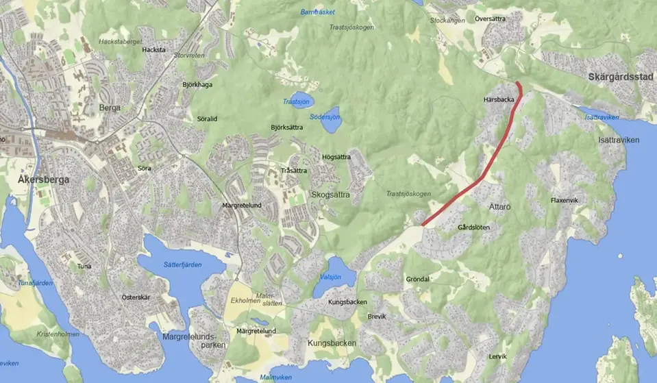 Karta över östra Österåker med en markerad vägsträcka i rött mellan området vid Skärgårdsstad och Trastsjöskogen. Sträckan går genom skogs- och bostadsområden öster om Åkersberga.