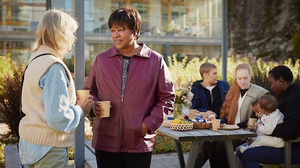 Personer i olika åldrar utomhus