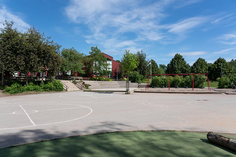 Bild på Skärgårdsstadsskolan i sommarmiljö