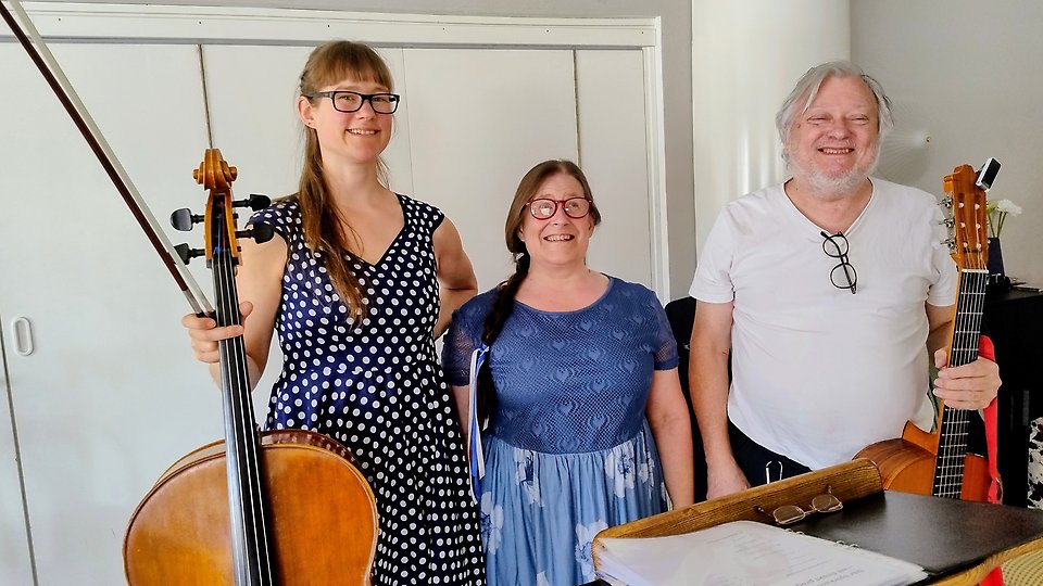 Muusikot Ragnhild Wesenberg, Jannika Häggström ja Marke Markebo. Kuvassa myös sello ja kitara.
