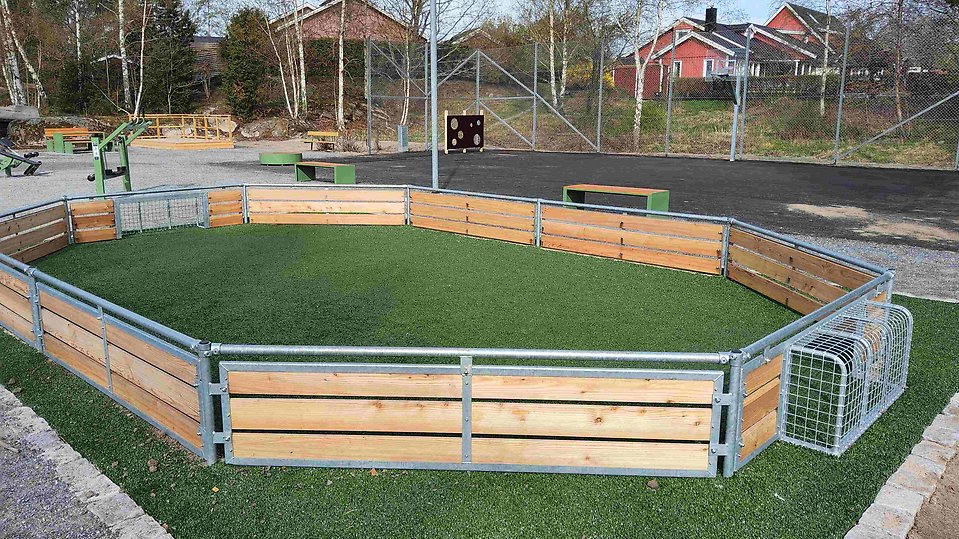 Liten konsgräsplan för landhockey och fotboll