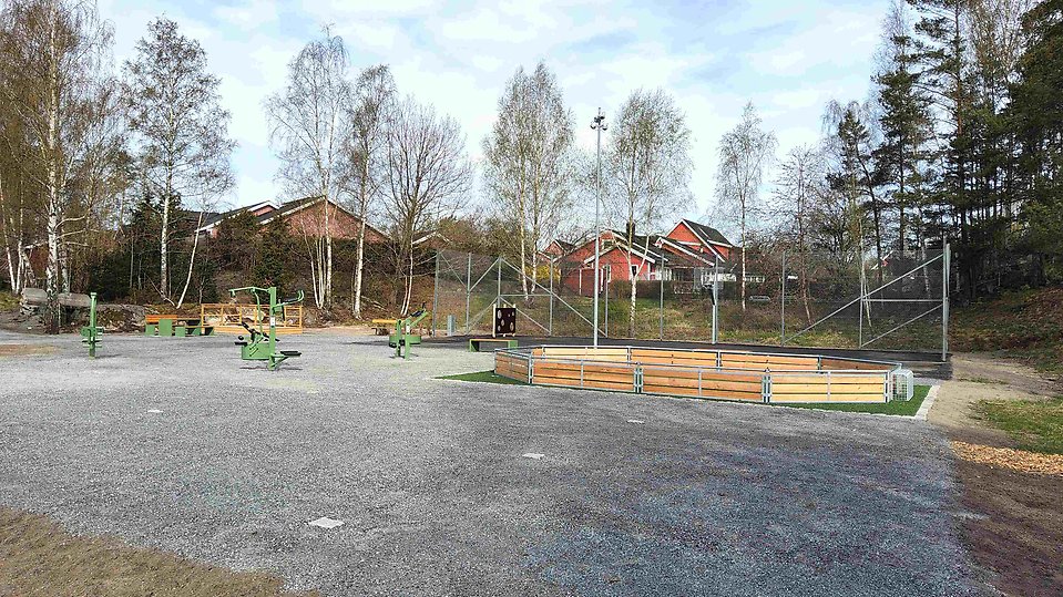 Foto som visar träningsredskap från utegymmet vid Otto Bondesväg