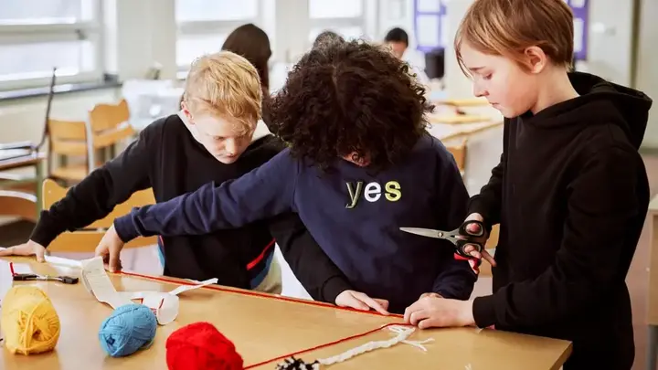 Skapande elever under en slöjdlektion.      